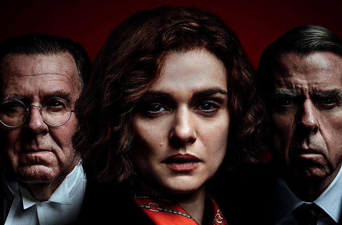 Die Professorin Deborah E. Lipstadt (Rachel Weisz) bezichtigt den britischen Historiker David Irving (Timothy Spall) der Lüge. An ihrer Seite steht der Anwalt Richard Rampton (Tom Wilkinson). Bild: Sender / ARD Degeto / 2016 Bleecker Street