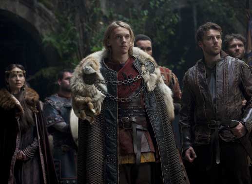 Queen Igraine (Claire Forlani, l.), King Arthur  (Jamie Campbell Bower, m.) und Kay (Peter Mooney, r.). Bild: Sender / Jonathan Hession