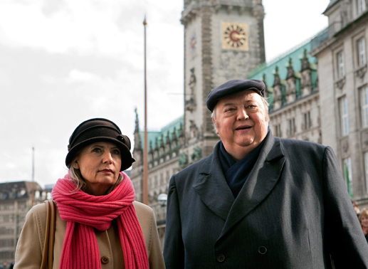 Isabel von Brede (Sabine Postel, l.) und Gregor Ehrenberg (Dieter Pfaff, r.) vor dem Hamburger Rathaus. Bild: Sender