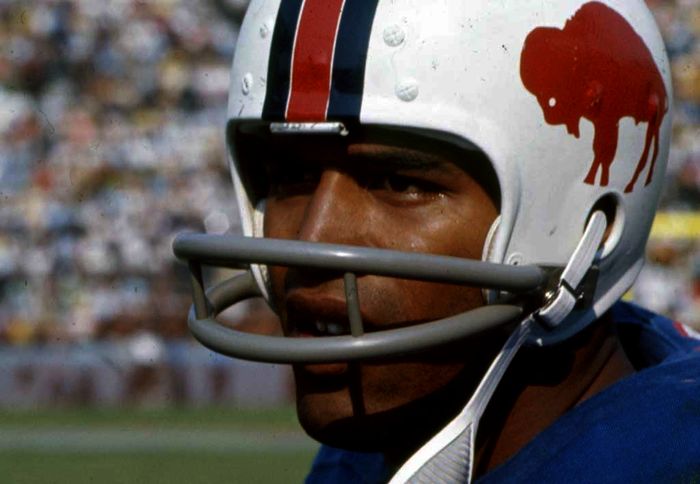 Die Dokumentarserie zeigt die Geschichte von O.J. Simpson, einem Schwarzen, der es sich erlaubt hat, in der „weißen“ Paradedisziplin American Football zu brillieren – und dafür bitter büßen musste. Bild: Sender / RB