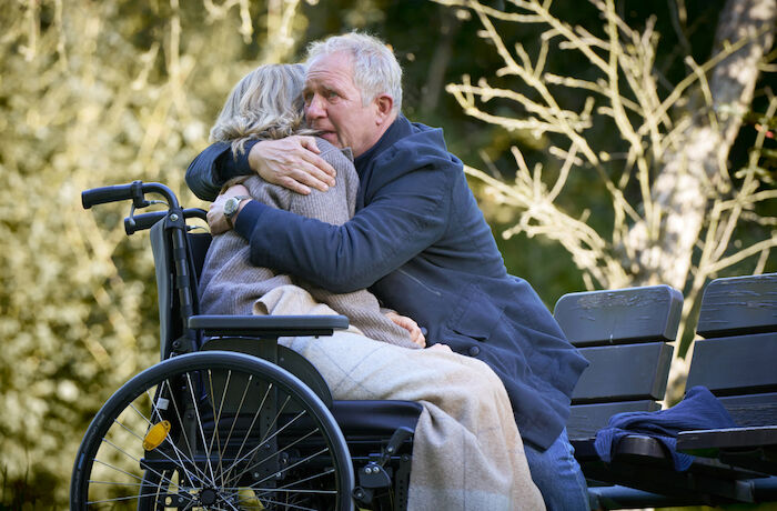 Aus dem Leben: Sabine (Ann-Kathrin Kramer) teilt Stefan (Harald Krassnitzer) mit, dass sie so nicht weiterleben kann. Bild: Sender / MDR / ORF / Warner Bros. / Guido Engel