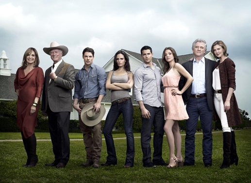 Linda Gray als Sue Ellen Ewing, Larry Hagman als J.R. Ewing, Josh Henderson als John Ross Ewing, Jordana Brewster als Elena Ramos, Jesse Metcalfe als Christopher Ewing, Julie Gonzalo als Rebecca Sutter, Patrick Duffy als Bobby Ewing und Brenda Strong als Ann Ewing. Bild: Sender