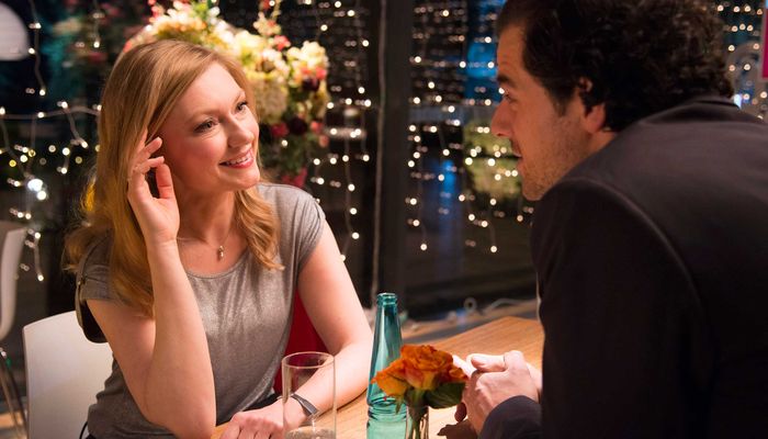 Beim Speeddating funkt es zwischen Tiefstaplerin Kathrin (Johanna Christine Gehlen) und Hochstapler Andi (Tobias Licht). Bild: Sender / Marco Meenen