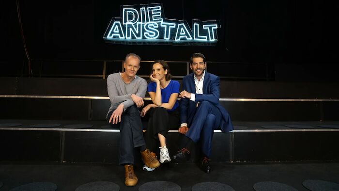 Die Anstalt: Maike Kühl st neues Mitglied im Stammensemble der Anstalt und verstärkt das bisherige Team, bestehend aus Max Uthoffund Claus von Wagner. Bild: Sender / ZDF / Michael Tremer