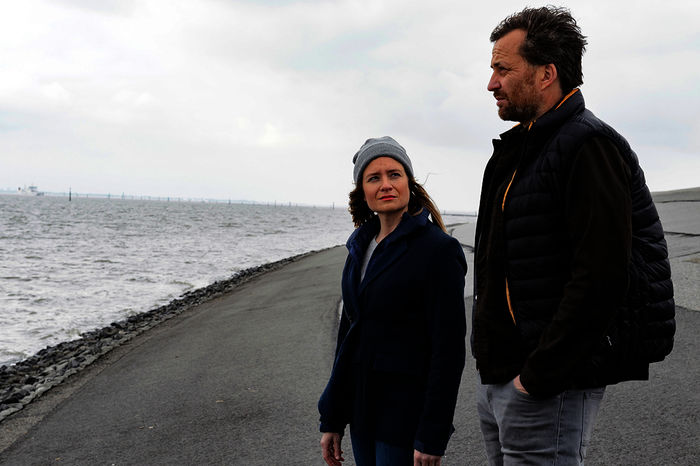 Frank Weller (Christian Erdmann) und Ann Kathrin Klaasen (Julia Jentsch). Bild: Sender / ZDF / Sandra Hoever