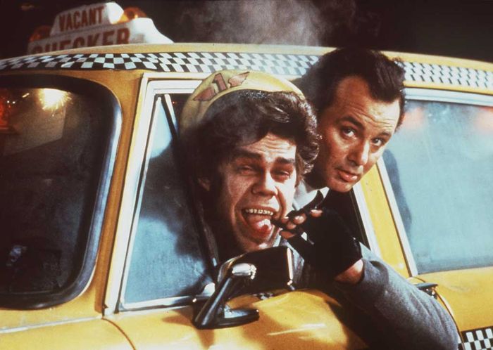 Mit der Hilfe eines ungewöhnlichen Taxifahrers (David Johansen) erlebt Frank Cross (Bill Murray) das triste und einsame Weihnachtsfest seiner Kindheit noch einmal. Bild: Sender/Paramount