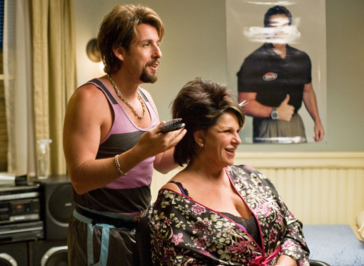 Zohan Dvir (Adam Sandler) mit Kundin Gail (Lainie Kazan). Bild: Sender/Sony