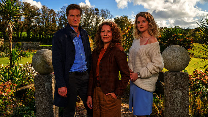 Rosamunde Pilcher: Im siebten Himmel: Adam (Jeroen Engelsman) muss sich zwischen Rebecca (Antonia Bill) und Emma (Charlotte Woolfe) entscheiden. Bild: Sender / ORF / ZDF / Jon Ailes