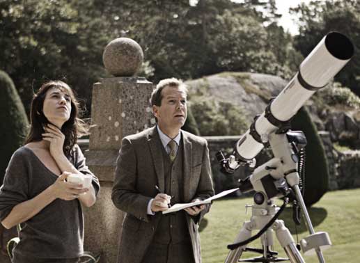 Claire (Charlotte Gainsbourg) und ihr Mann John (Kiefer Sutherland) verfolgen den Lauf des Planeten Melancholia. Bild: Sender/Concorde