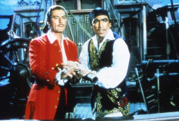 Brian Hawke (Errol Flynn) und Kapitän Brasiliano (Anthony Quinn). Gemeinsam kapern sie ein indisches Schiff.Bild: Sender / ZDF / Russell Metty