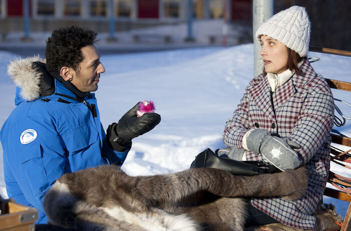 Schlittenfahrt ins Weihnachtsglück: Martial (Tomer Sisley) und Charlotte (Julie De Bona) haben keinen guten Start. Bild: Sender / MMXVII BIG BAND STORY – TF1 – NEXUS FACTORY – UMEDIA – RTBF (Television Belge) – FILMPOOL NORD AB – DRAMACORP/Ch. Lartige/CL2P/Prod