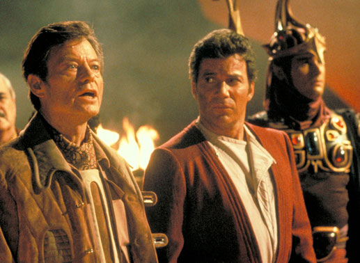 In Doc McCoy (DeForest Kelley) befindet sich der lebendige Geist des leblosen Mr. Spock. Captain Kirk (William Shatner) und sein Team hoffen auf eine Wiederbelebung des Vulkaniers. Bild: Sender/Paramount