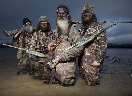 Nachdem Si (Si Robertson, l.), Jase (Jase Robertson, 2.v.l.) und Willie (Willie Robertson, r.) einen alten Entenjagd-Hochstand von Phil (Phil Robertson, 2.v.r.) in die Luft gejagt haben, fassen sie den Plan einen neuen, besseren Hochstand zu bauen ... Bild: Sender / A+E Networks