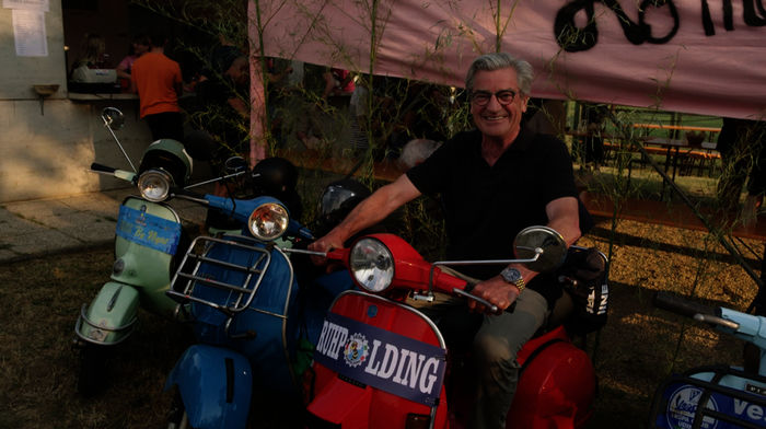 Gernstl unterwegs: Franz X. Gernstl beim großen Vespa-Treffen in Udine. Bild: Sender / BR / megaherz gmbh / HP Fischer