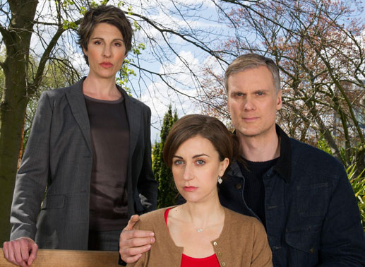 In einem idyllischen Vorort verschwindet im Jahr 2008 der vierjährige Sohn von Claire (Katherine Kelly, r.) und Daniel Reid (Darren Boyd). Polizistin Maggie Brand (Tamsin Greig) übernimmt den Fall. Bild: Sender / Hartswood Films