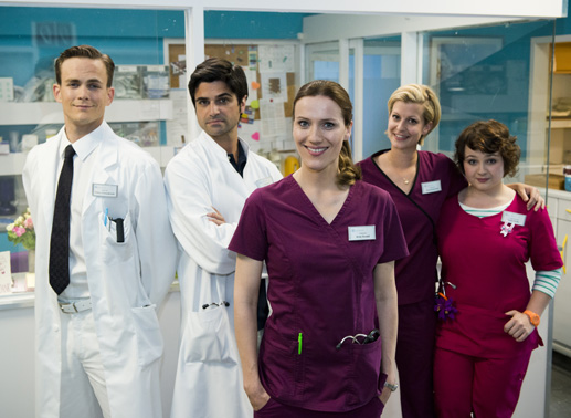 AiWler Tobias Lewandowski  (Eric Klotzsch), Dr. Marco Behring (Maximilian Grill),  Betty (Bettina Lamprecht), Lizzy (Theresa Underberg) und Talula (Carolin Walter). Bild: Sender / Martin Valentin Menke