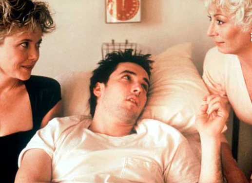 Der kleine Gangster Roy (John Cusack) wird nach einem "Betriebsunfall" von seiner Mutter Lilly (Anjelica Huston) und seiner Geliebten Myra (Annette Bening) ins Krankenhaus verfrachtet. Bild: Sender