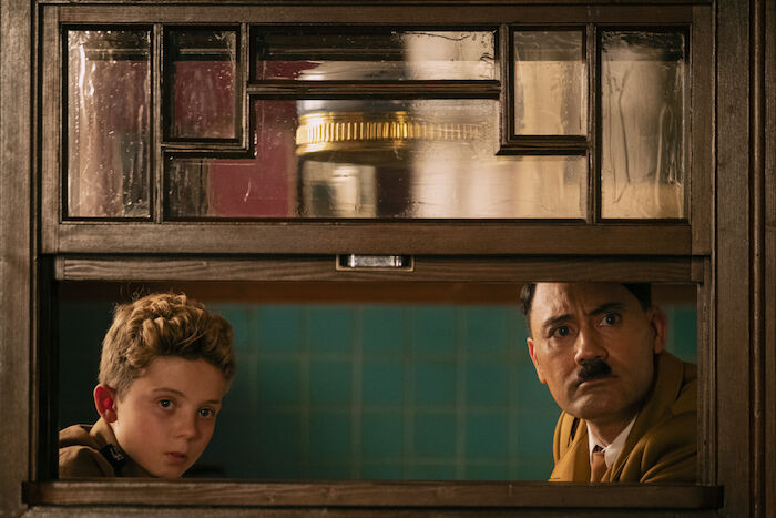 Jojo Rabbit: Roman Griffin Davis (Jojo), Taika Waititi (Adolf). Bild: Sender / ORF / Pro7 / 2019 Twentieth Century Fox Film Corporation / Kimberley French